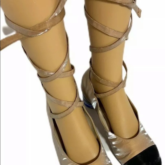 CHANEL Black Gold Satin Cap Toe Lace up Flat SZ 39 - Picture 4 of 8